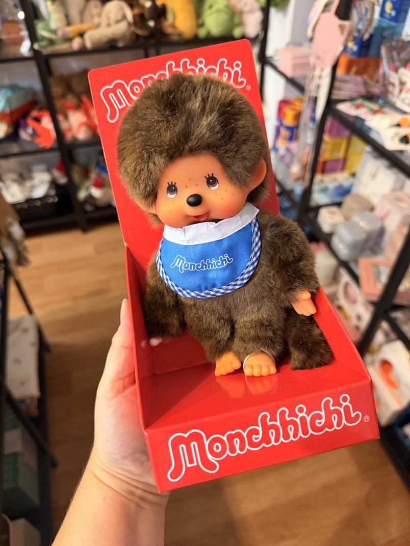 Monchhichi Plüschfigur Junge mit Latz blau/braun 20cm
